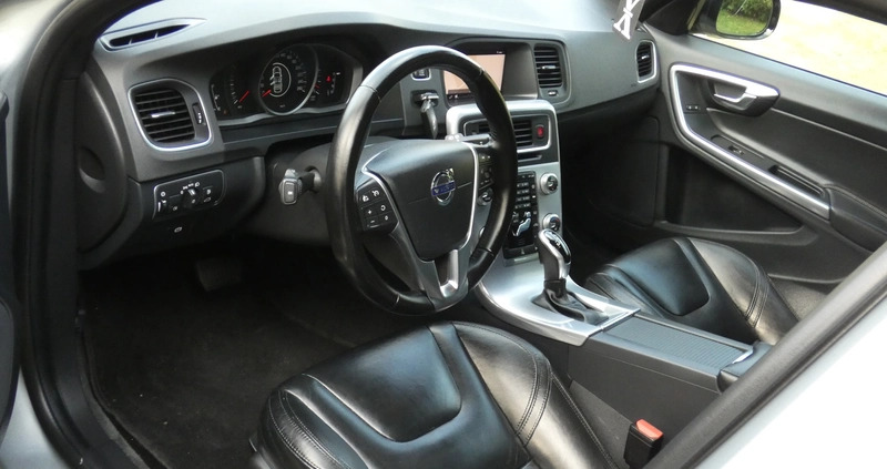 Volvo V60 Cross Country cena 58400 przebieg: 228000, rok produkcji 2017 z Giżycko małe 121
